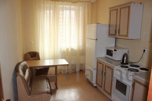 Sunny apartment in new house, Surgut - günlük kira için daire