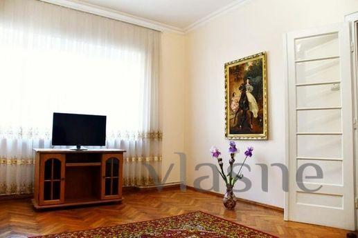Apartment 4 rooms 130m2 Center, Chernivtsi - apartment by the day