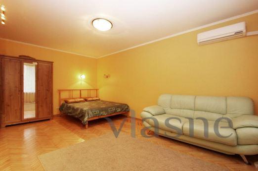 The apartment is in the heart of the cit, Krasnodar - günlük kira için daire