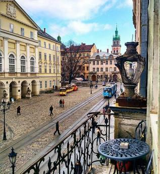 Belediye Binası üzerinde balkonlu lüks d, Lviv - günlük kira için daire