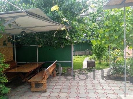 Сдам пол дома в центре города, Черноморск (Ильичевск) - квартира посуточно