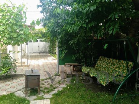 Сдам пол дома в центре города, Черноморск (Ильичевск) - квартира посуточно