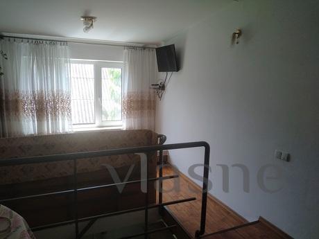 Сдам пол дома в центре города, Черноморск (Ильичевск) - квартира посуточно