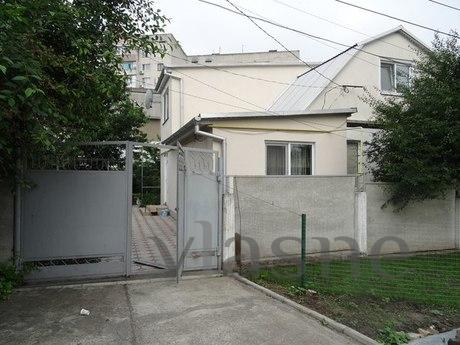 Здам пів будинку в центрі міста, Чорноморськ (Іллічівськ) - квартира подобово