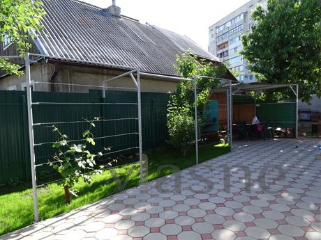 Здам пів будинку в центрі міста, Чорноморськ (Іллічівськ) - квартира подобово