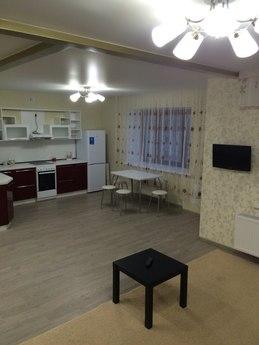 The apartment is in a new building, Tyumen - günlük kira için daire