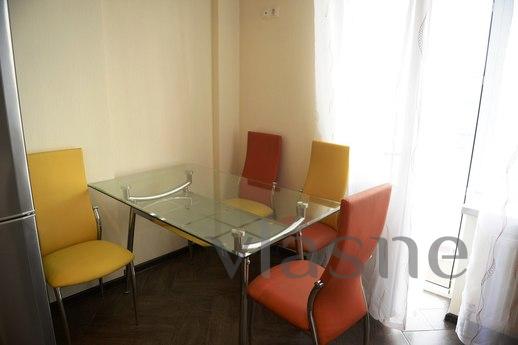 1 Bedroom bright studio, Tyumen - apartment by the day