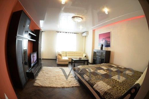 1 Bedroom bright studio, Tyumen - apartment by the day