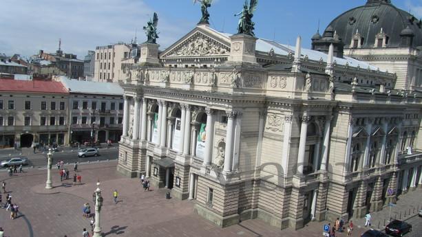 In the center with views of the opera, Lviv - günlük kira için daire