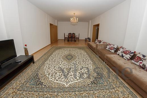 2 bedroom apartment with hotel service, Astana - günlük kira için daire