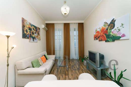 Kiev'in merkezindeki 2 odalı daire, 2. kattadır. Yüksek 