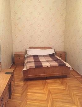 Its 3 bedroom apartment in the center, Odessa - günlük kira için daire