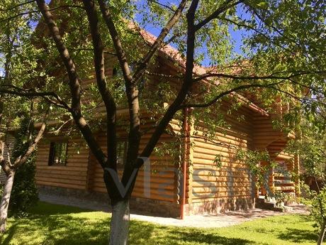There is a wood zrub roundwood, Mizhhiria - mieszkanie po dobowo