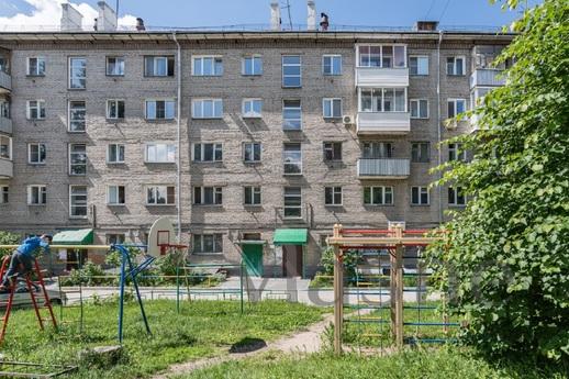 2 square meters near the Circus, Новосибірськ - квартира подобово
