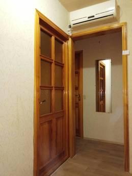 Wynajmij przytulne 2-pokojowe mieszkanie w pobliżu przyczepy kempingowej, Dnipro (Dnipropetrovsk) - mieszkanie po dobowo