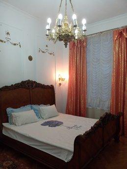 Lviv'in merkezinde üç izole yatak odası ve bir tasarımcının 
