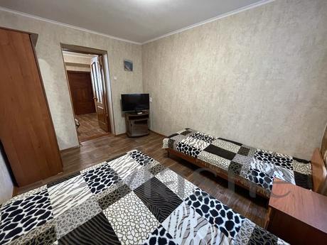 СУДАК. ДІМ БІЛЯ МОРЯ, Судак - квартира подобово