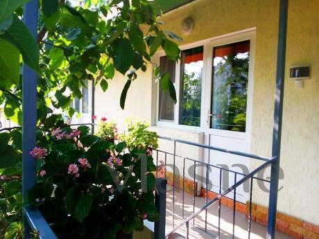 СУДАК. ГОСТЬОВИЙ БУДИНОК 'ПРОХЛАДА, Судак - квартира подобово