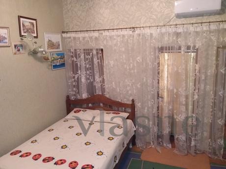 It offers a separate furnished room in a safe private house,