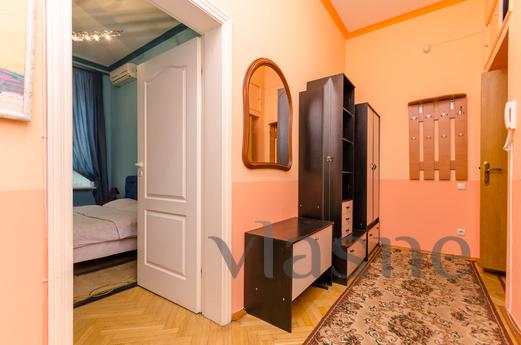 Apartment with 2 bedrooms on Tolstoy, Kyiv - apartment by the day