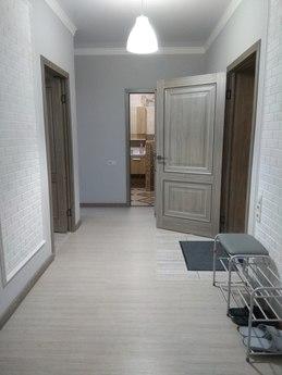 2 BR apartment in the center, Aktobe - günlük kira için daire