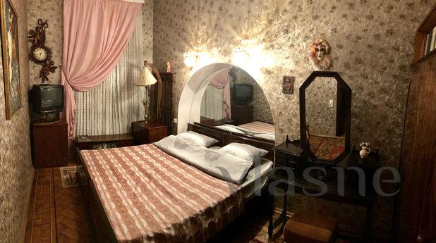 Cozy 3 bedroom apartment in the center, Kharkiv - apartment by the day