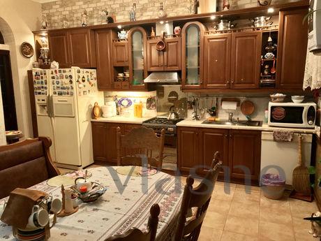 Cozy 3 bedroom apartment in the center, Kharkiv - apartment by the day