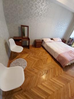 Spacious apartment at the Palace Ukraine, Kyiv - apartment by the day
