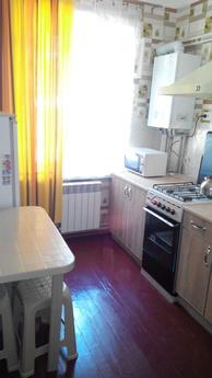 Rent by the day 2 com. apartment center, Berdiansk - apartment by the day