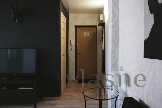 2-room studio in black and white, Yurga - günlük kira için daire