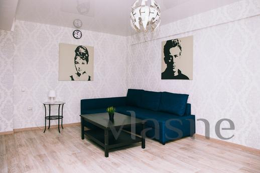 2-room studio in black and white, Yurga - günlük kira için daire