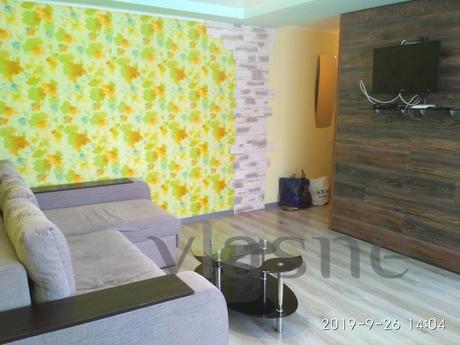 New, luxurious apartment overlooking the square. Near the ho