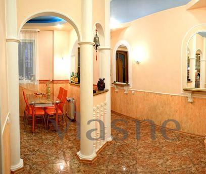 Large apartment with separate entrance in the center of the 