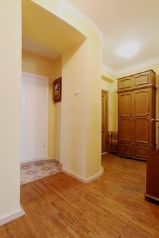 3 oda.5 dk. Kurtuluş Meydanı'ndan, Kyiv - günlük kira için daire