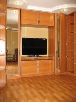 Lease rent their one-room apartment in Yalta in the city cen
