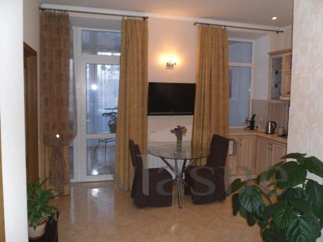 Cozy 2-bedroom apartment with private patio and parking, 5 m