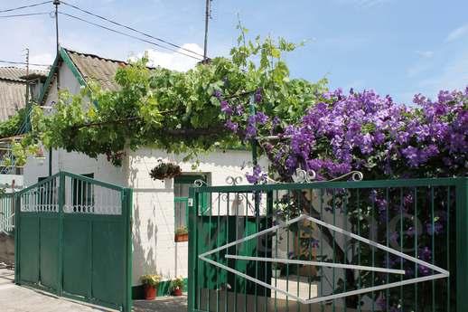 One-bedroom house located 5 min. walk from the sea. The hous
