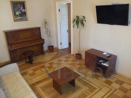 3 bedroom apartment near the metro, Kyiv - apartment by the day