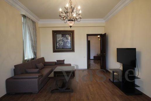 This comfortable and fully furnished spacious apartment (90 