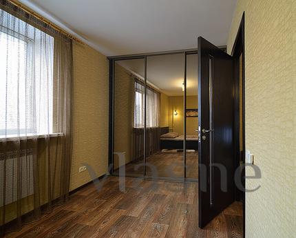 İki odalı, merkez, Yavornitskogo 8., Dnipro (Dnipropetrovsk) - günlük kira için daire