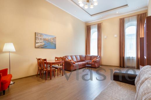 A huge bright apartment on Pestel, 14, Санкт-Петербург - квартира подобово