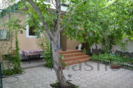 Big house with garden, 800 m. To the sea, Yevpatoriya - apartment by the day