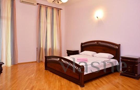 Luxurious apartment in the historical center of Kiev. Near t