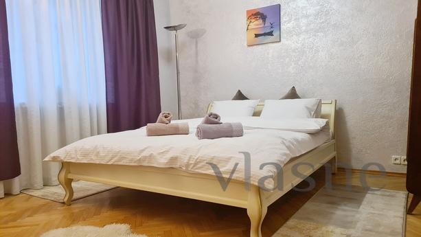 Large, spacious, 3-room apartment (100 sq. M.), On Bazhana A