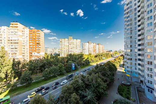 Dikkatinize Kiev'de toplam 98 m2 alana sahip, günlük kiralık