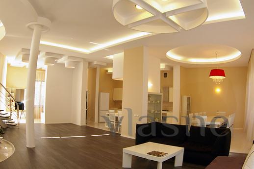 'VIP +' sınıfının evi, 2 dk. den, Odessa - günlük kira için daire