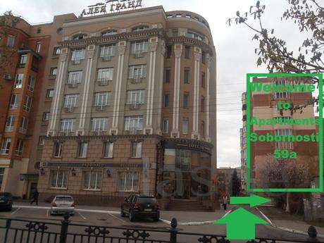 Апартаменти знаходяться по вул Жовтнева в центрі Києва навпр