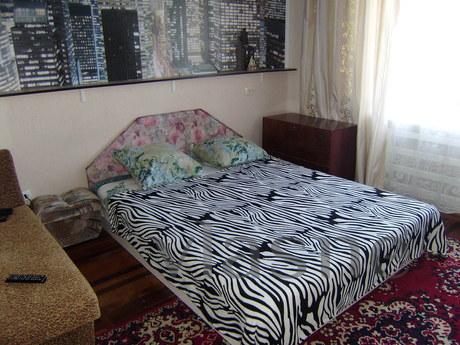 Rent an apartment in the center of Berdyansk, close to car p