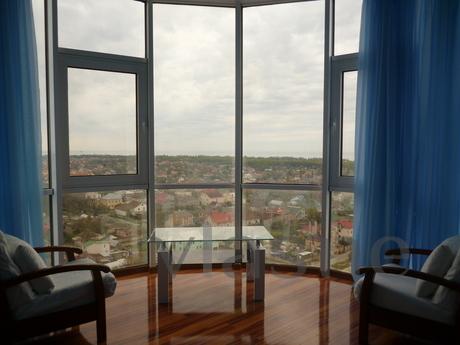 Its 3-bedroom apartment with sea view, Odessa - günlük kira için daire