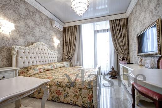 Teraslı, deniz ve şehir manzaralı güzel stüdyo. Pahalı tadil